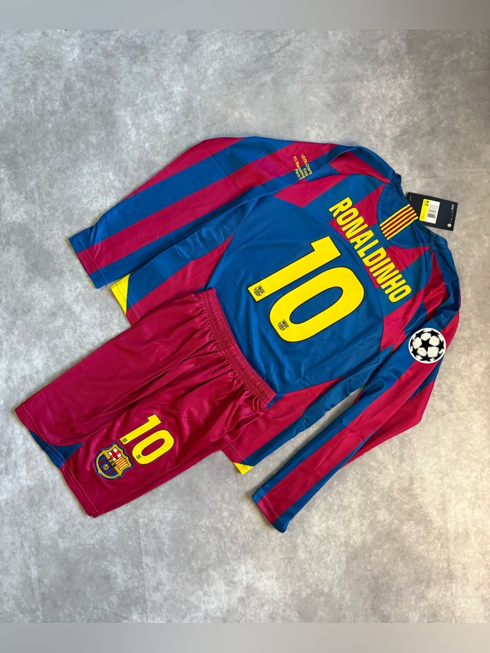 Kids Ronaldinho #10 Barcelona Long-Sleeve Soccer Jersey and Shorts - Blue & Red - Picture 5 of 7